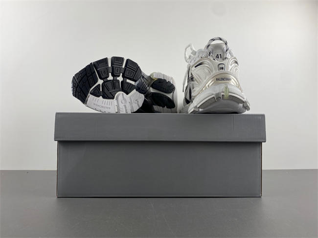 7.5Balenciaga  772774 WRUNG 9010